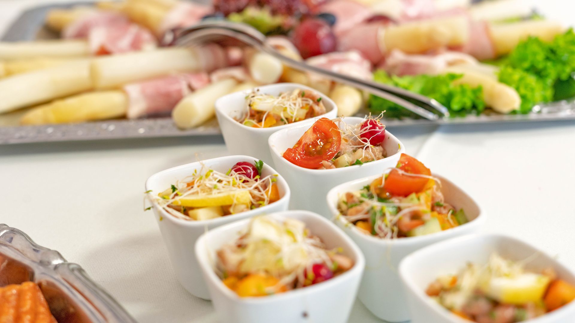 Es kommen viele unterschiedliche Speisen auf den Tisch.