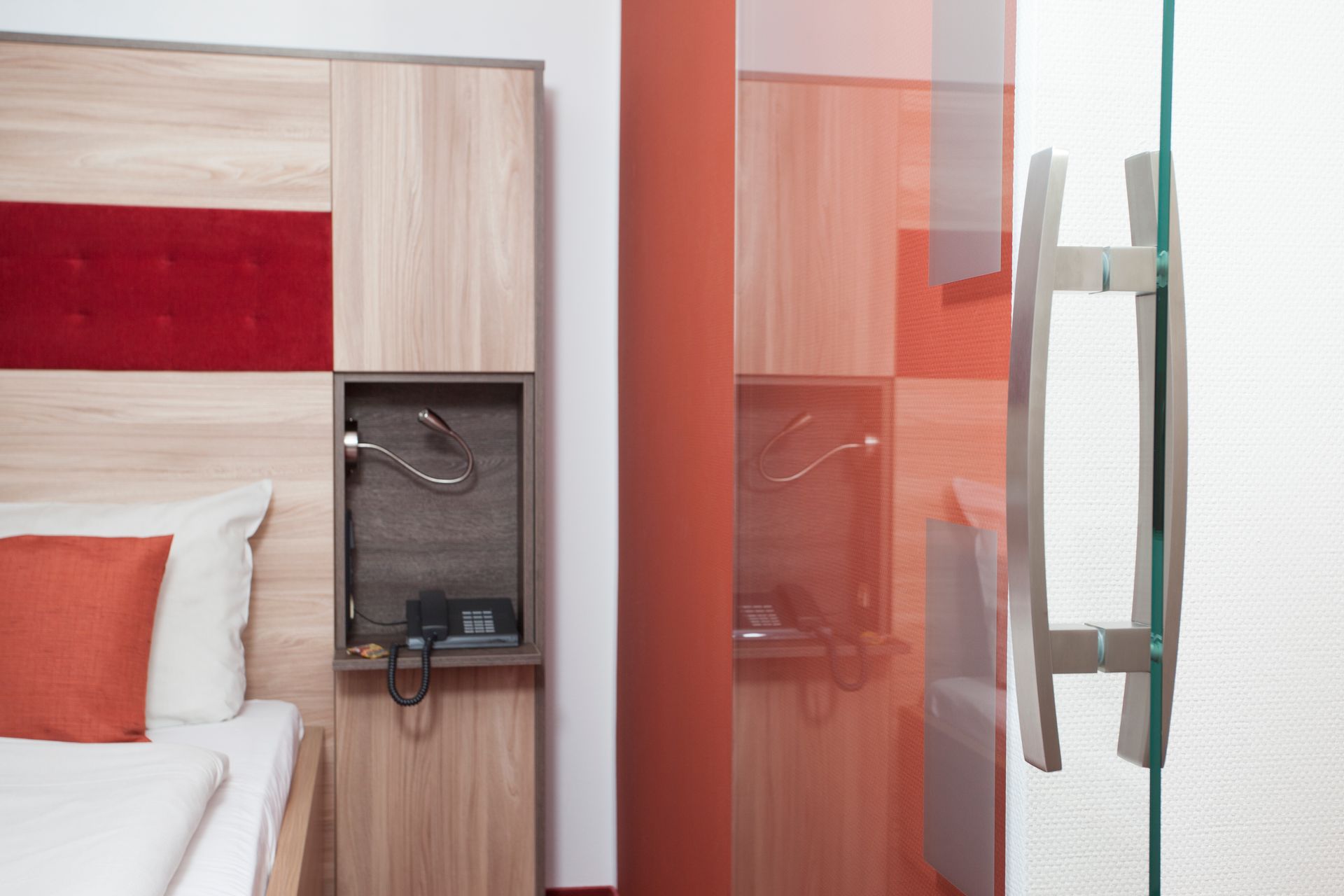 Ein Hotelzimmer mit einem Bett und einer Glastür