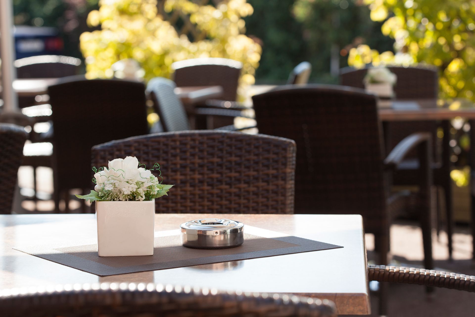 Ein Tisch mit einer Blumenvase und einem Aschenbecher darauf