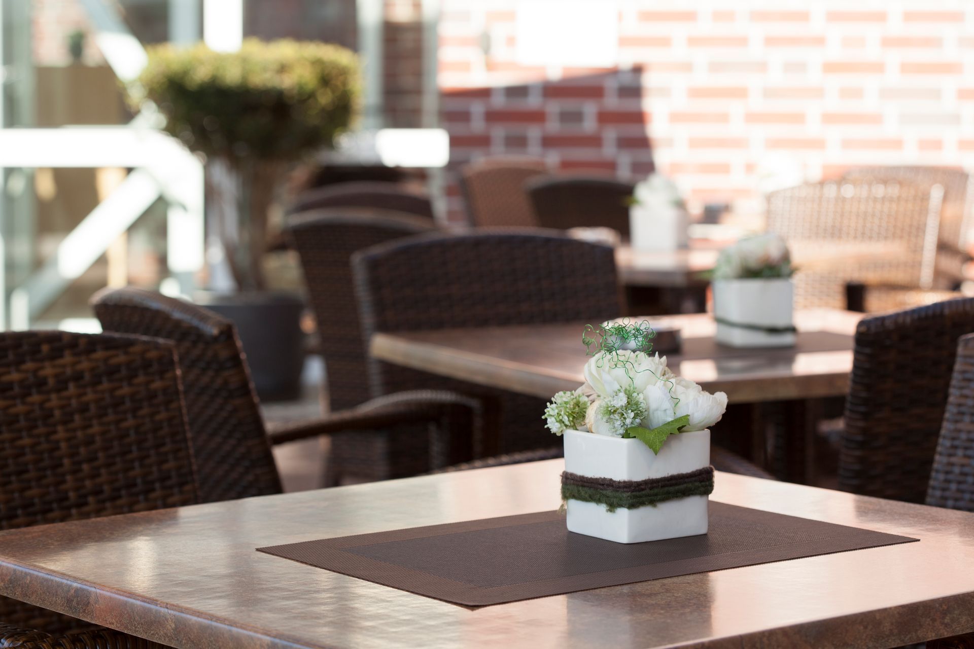 Ein Tisch mit einer Vase mit Blumen darauf