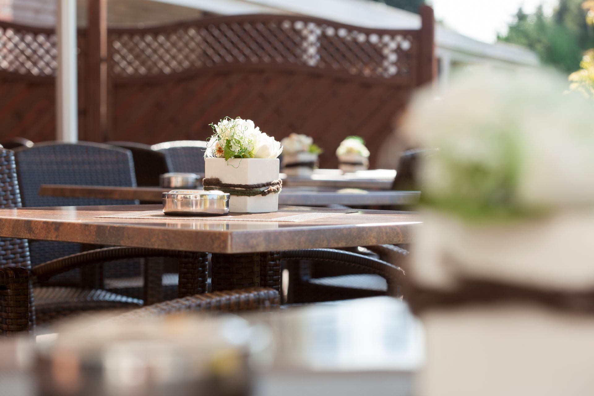 Ein Tisch mit einer Vase mit Blumen darauf