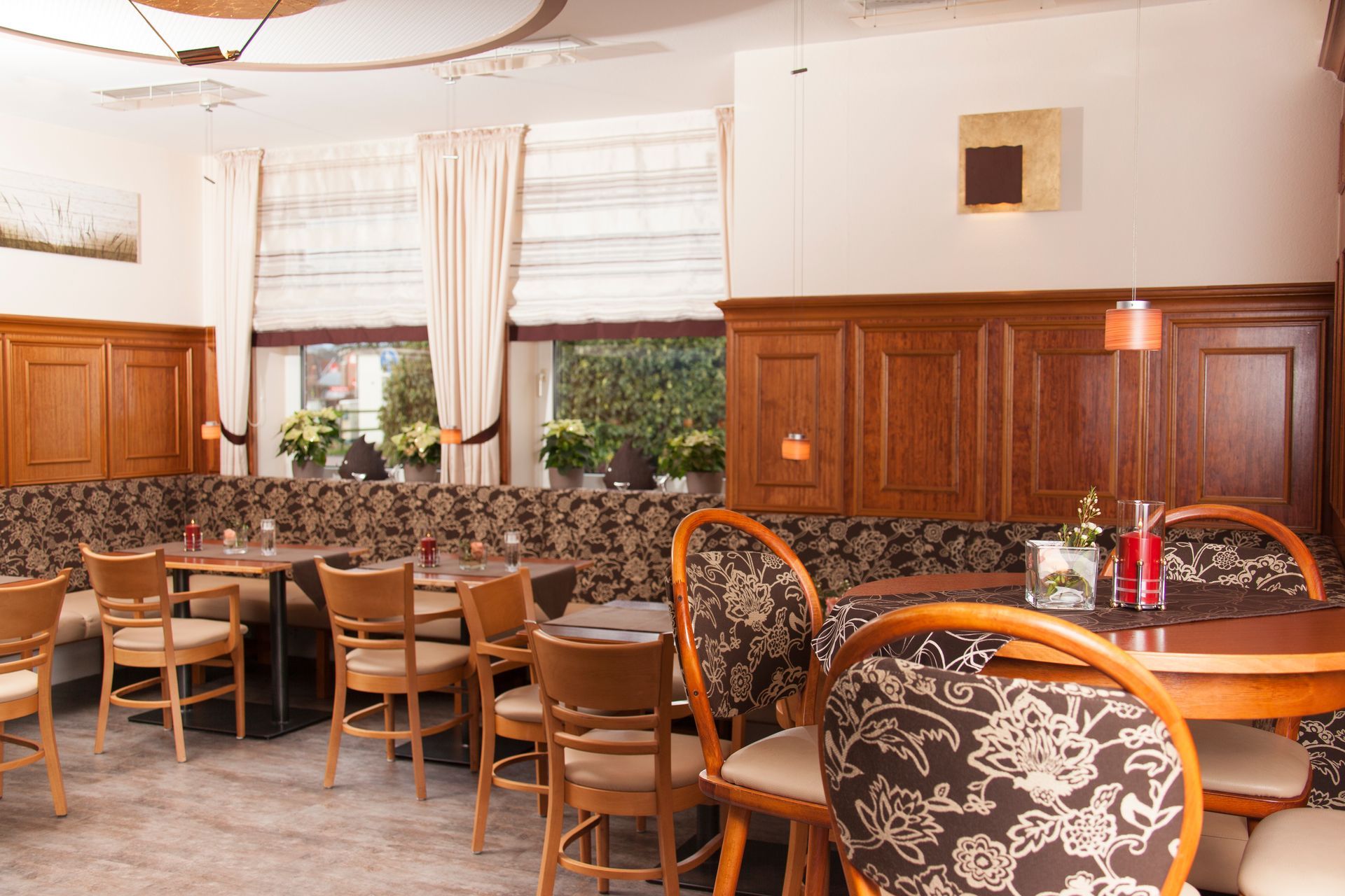 Ein Restaurant mit Tischen und Stühlen und einem Fenster