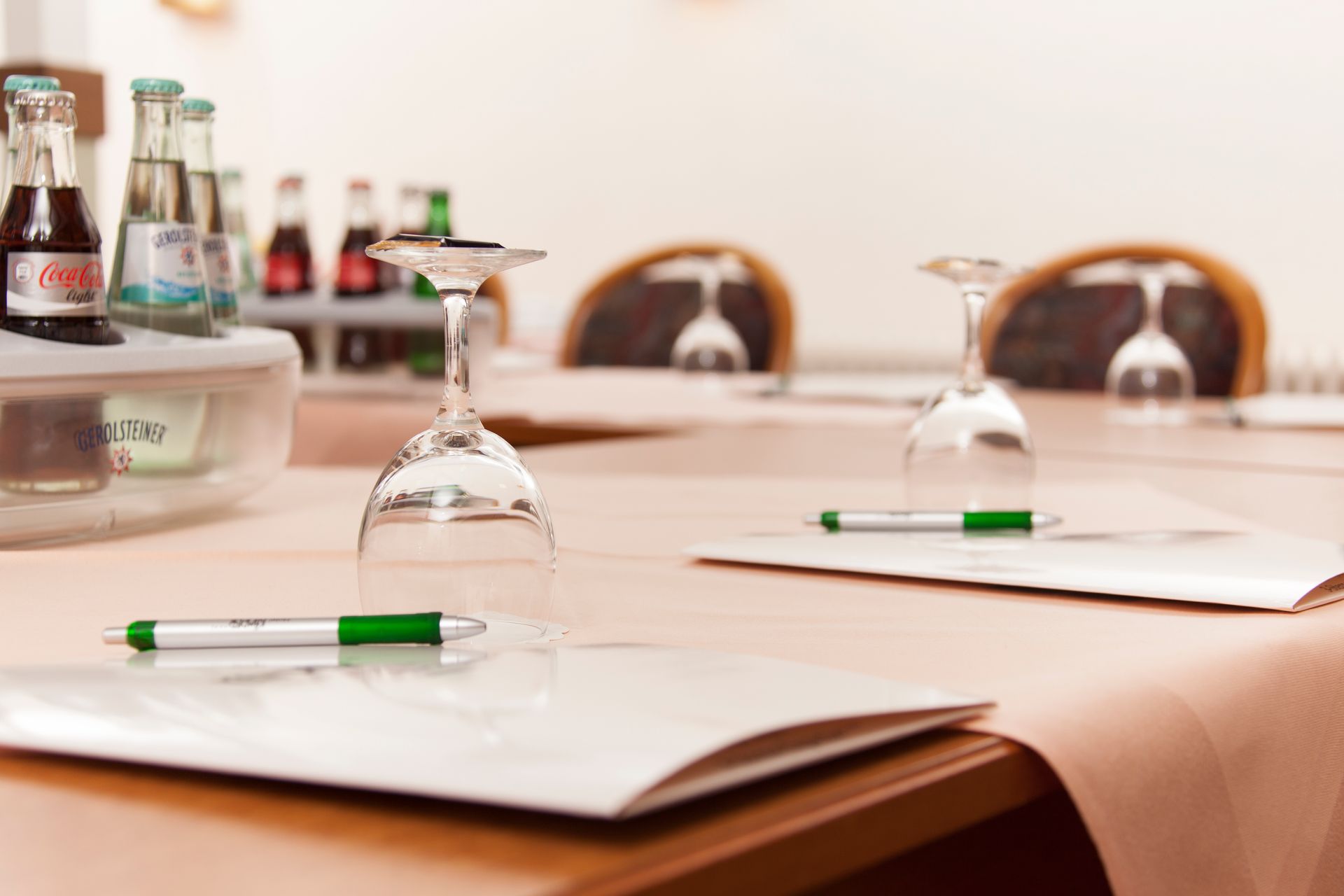 Ein Konferenzraum mit Weingläsern und Stiften