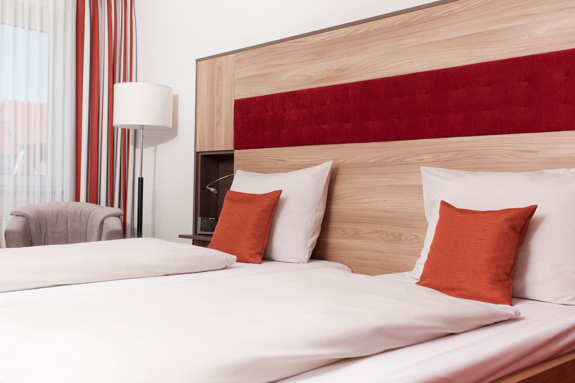 Ein Hotelzimmer mit zwei Betten und einem Stuhl