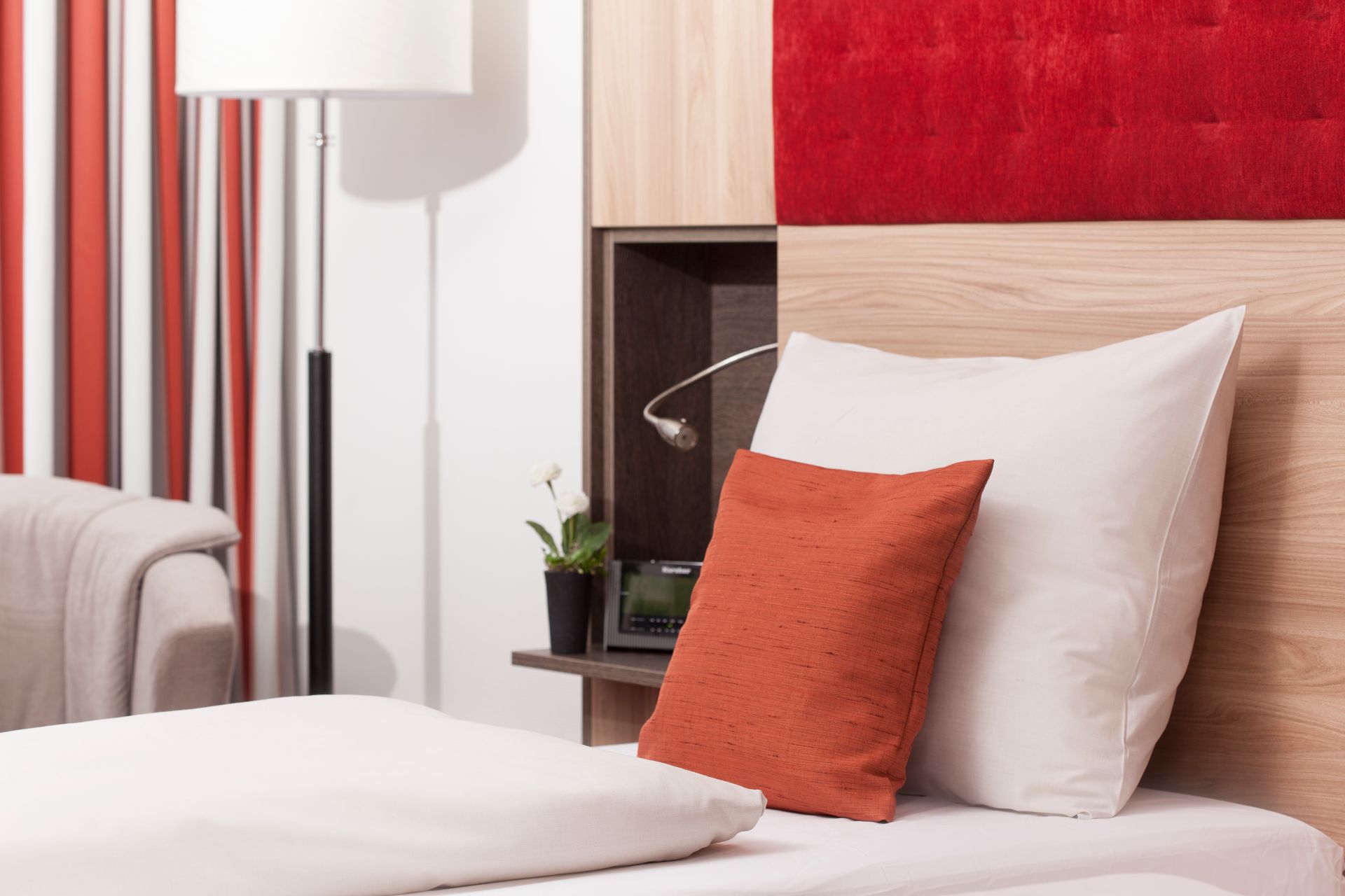 Ein Hotelzimmer mit einem Bett und einer Lampe