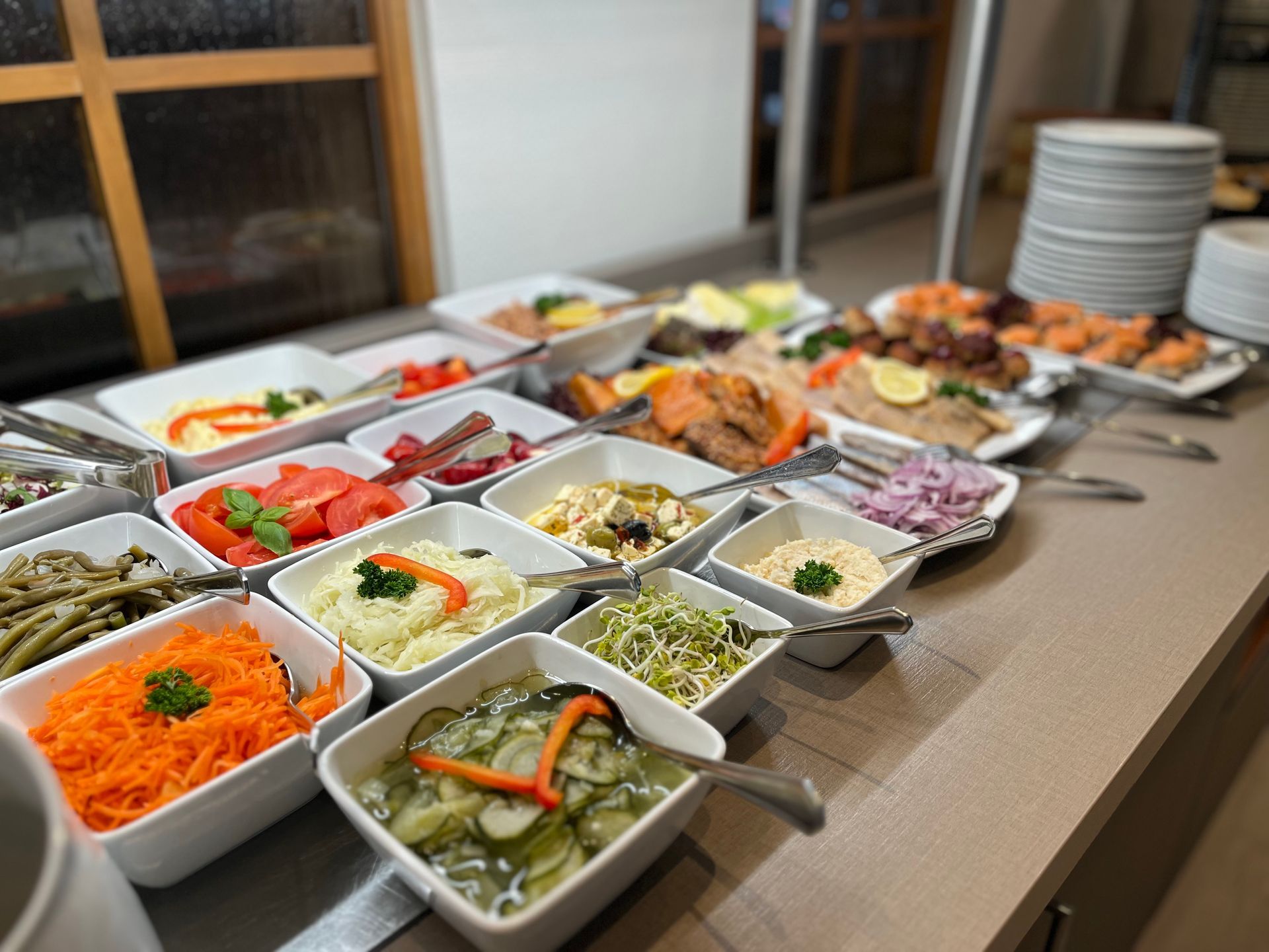 Ein Buffettisch mit vielen verschiedenen Arten von Speisen.