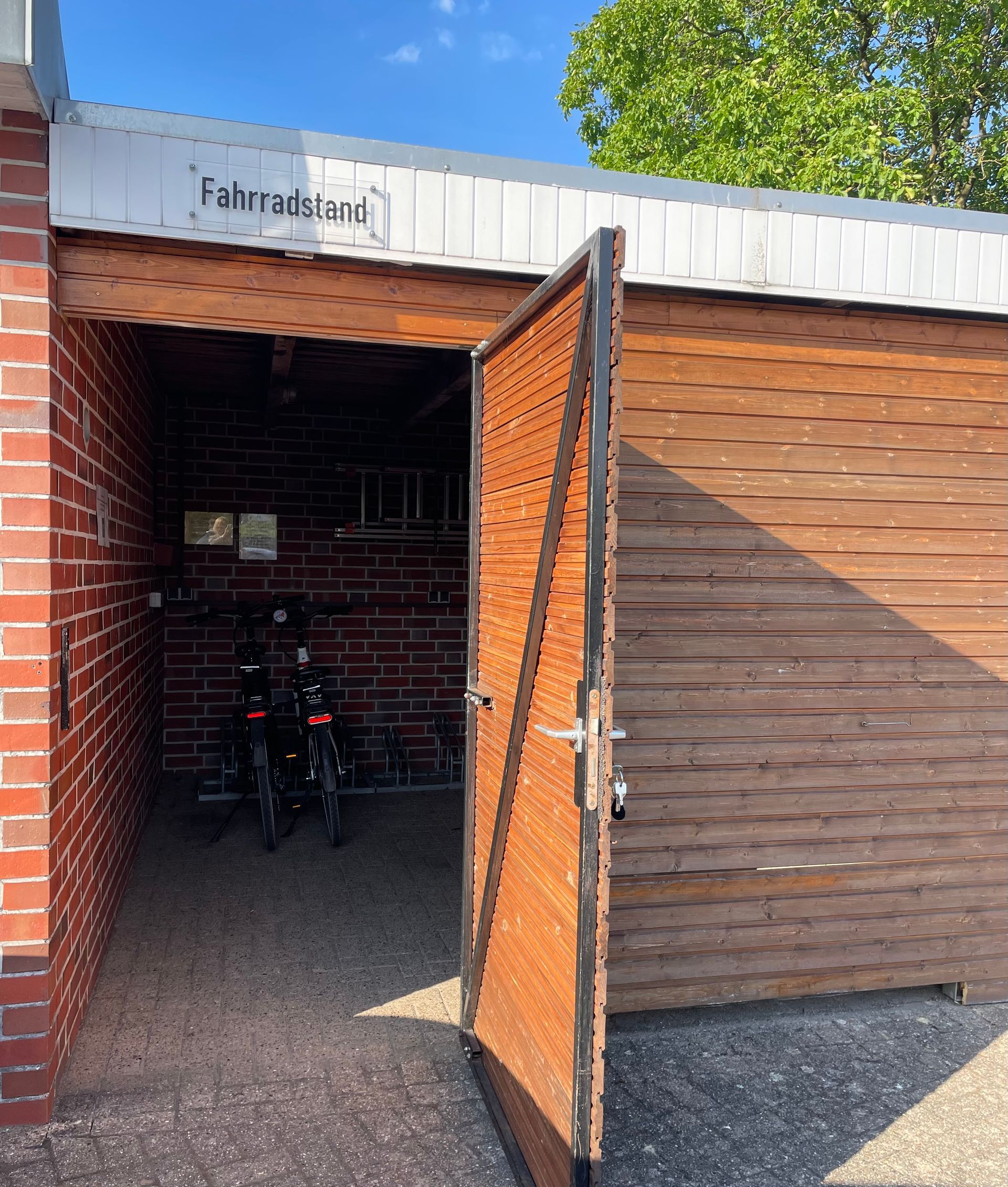 Ein Fahrrad steht in einem Backsteingebäude mit offener Tür