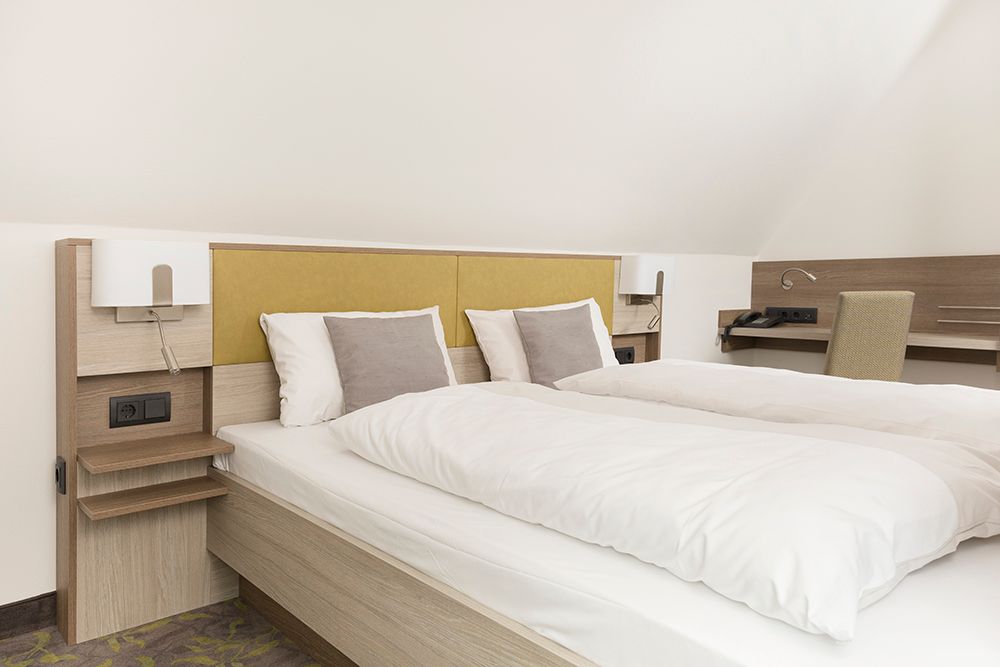 Ein Hotelzimmer mit einem Bett und einem Schreibtisch.