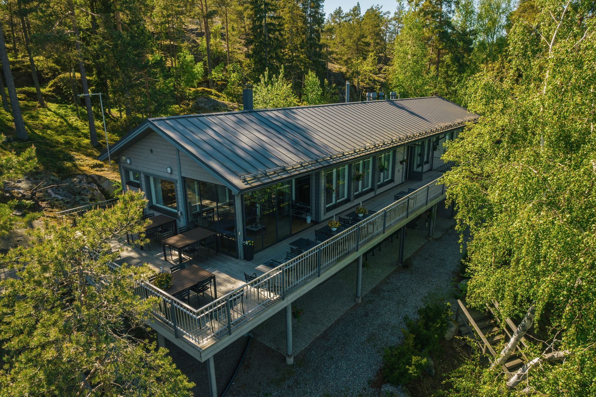 Aurinkotalon kokoustila merinäköalalla Paratiisisaarella