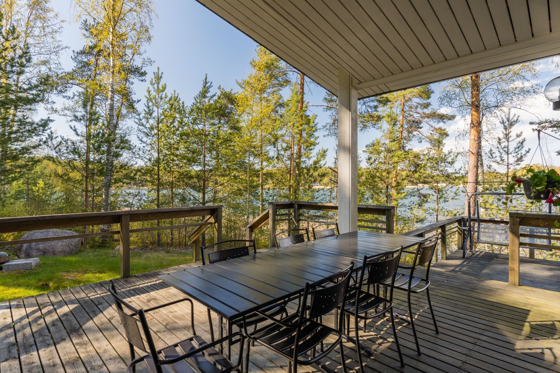 Villa Koirion terassi merinäköalalla Paratiisisaarella