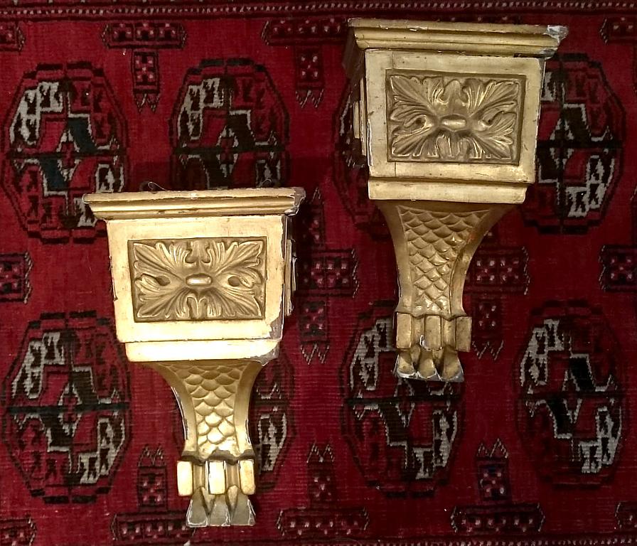 Paire de consoles en bois doré à la feuille, époque Louis XVI