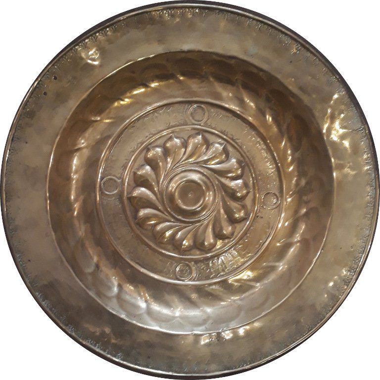 Plat à offrandes en laiton repoussé, XVI ou XVIIe siècle, Allemagne