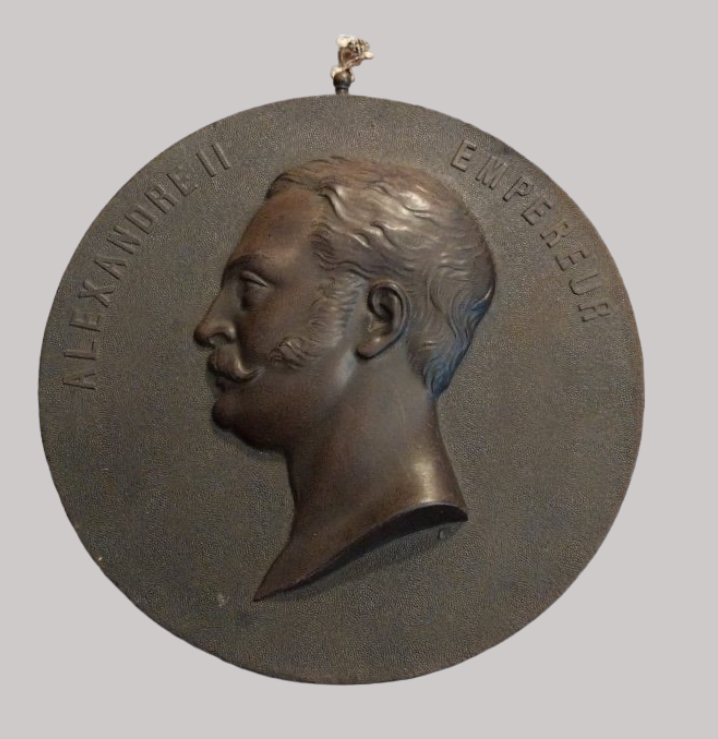 Pièce avec tête en bronze