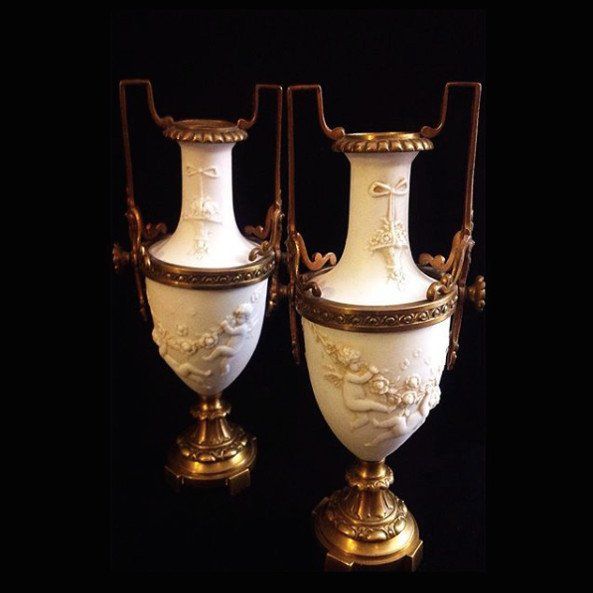 Paire de petits vases en biscuit, laiton doré, époque Napoléon III