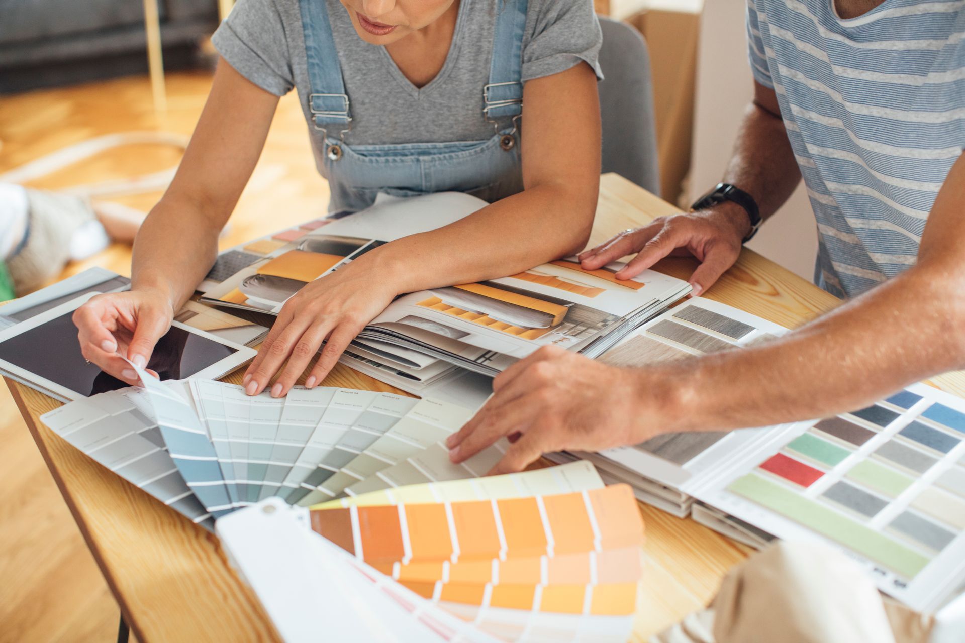 Peinture blanche sur plafond avec poutres apparentes