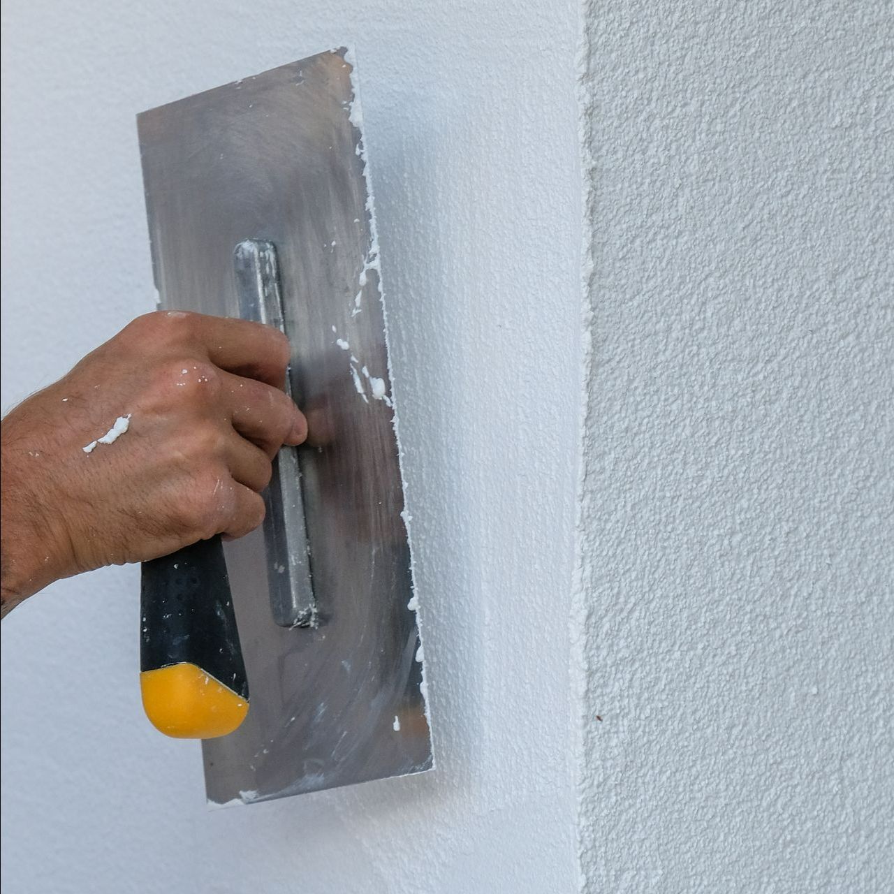 Pose d'enduit blanc sur une façade
