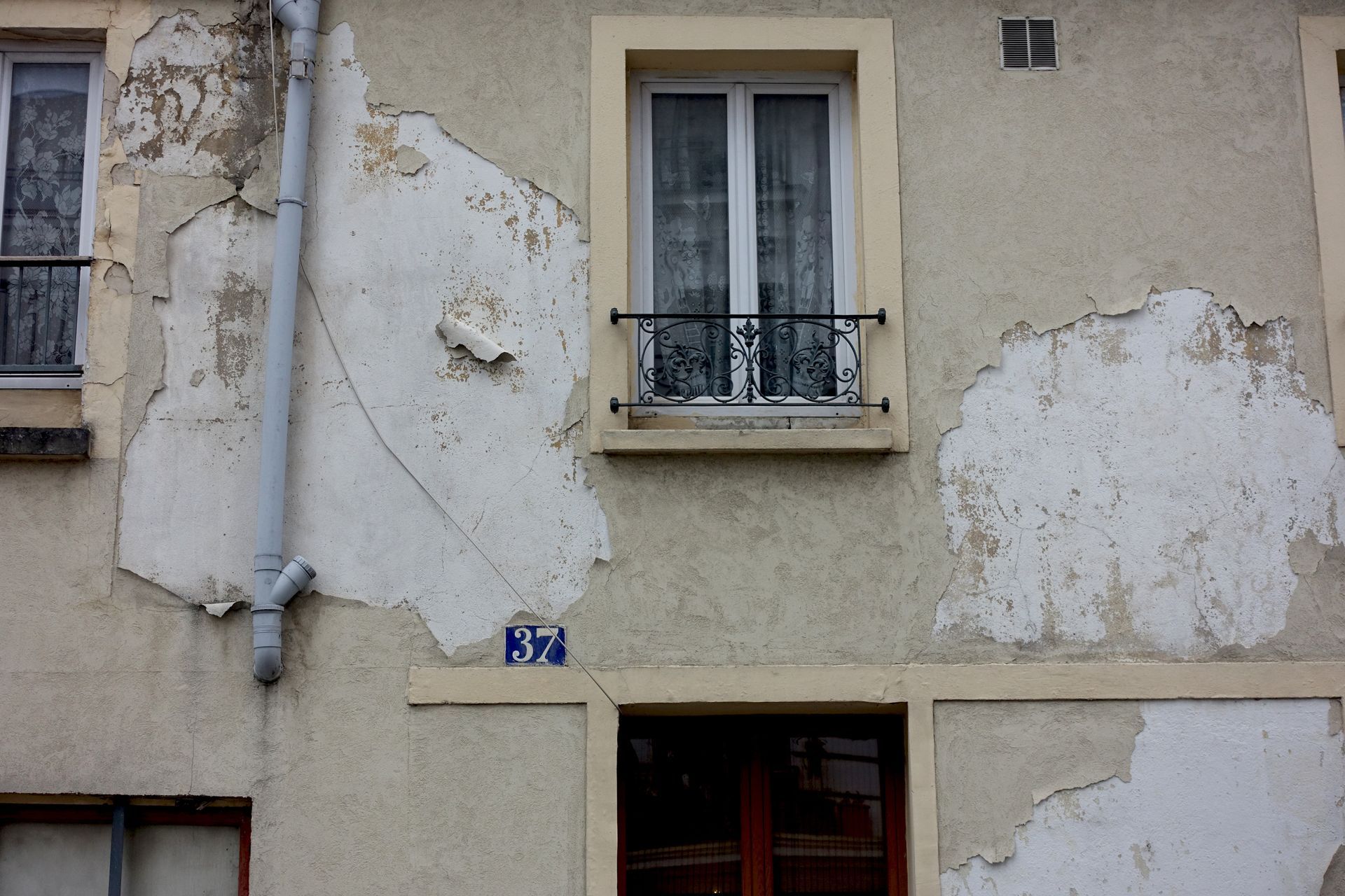 Enduit décollé sur une façade de maison