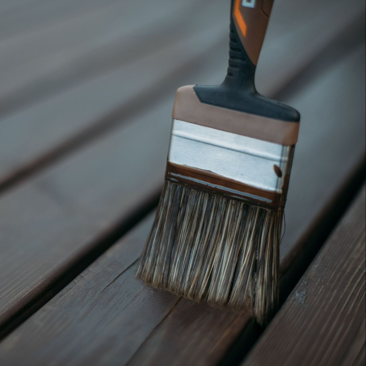Application de vernis sur du bois