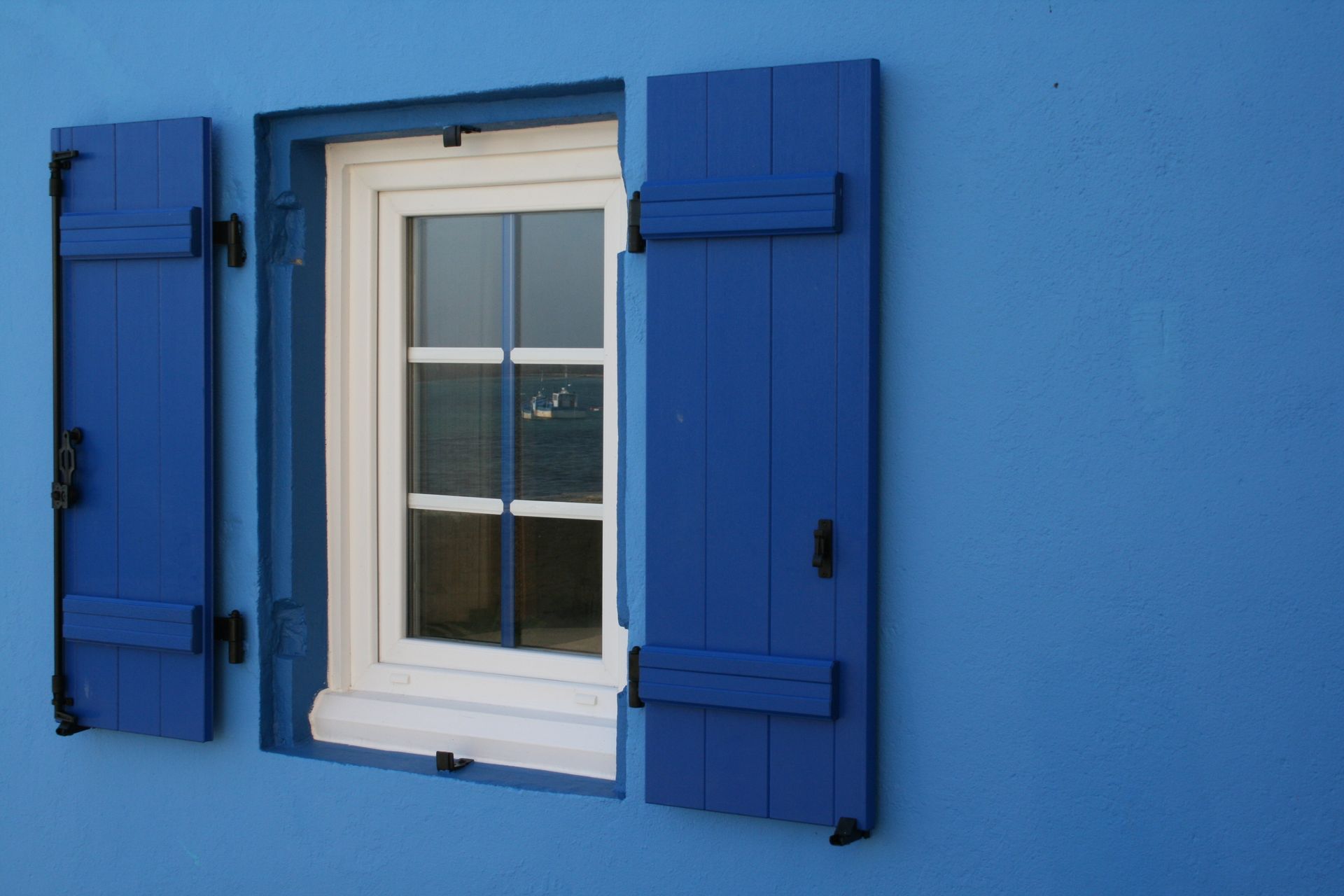 Volets peints en bleu