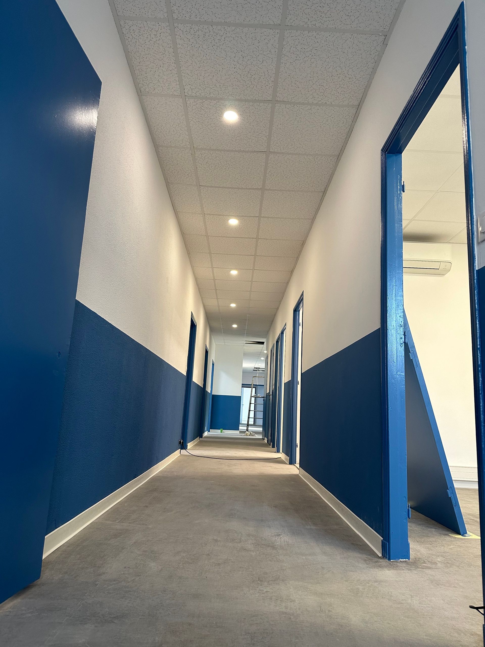 Couloir de bâtiment peint en blanc et bleu