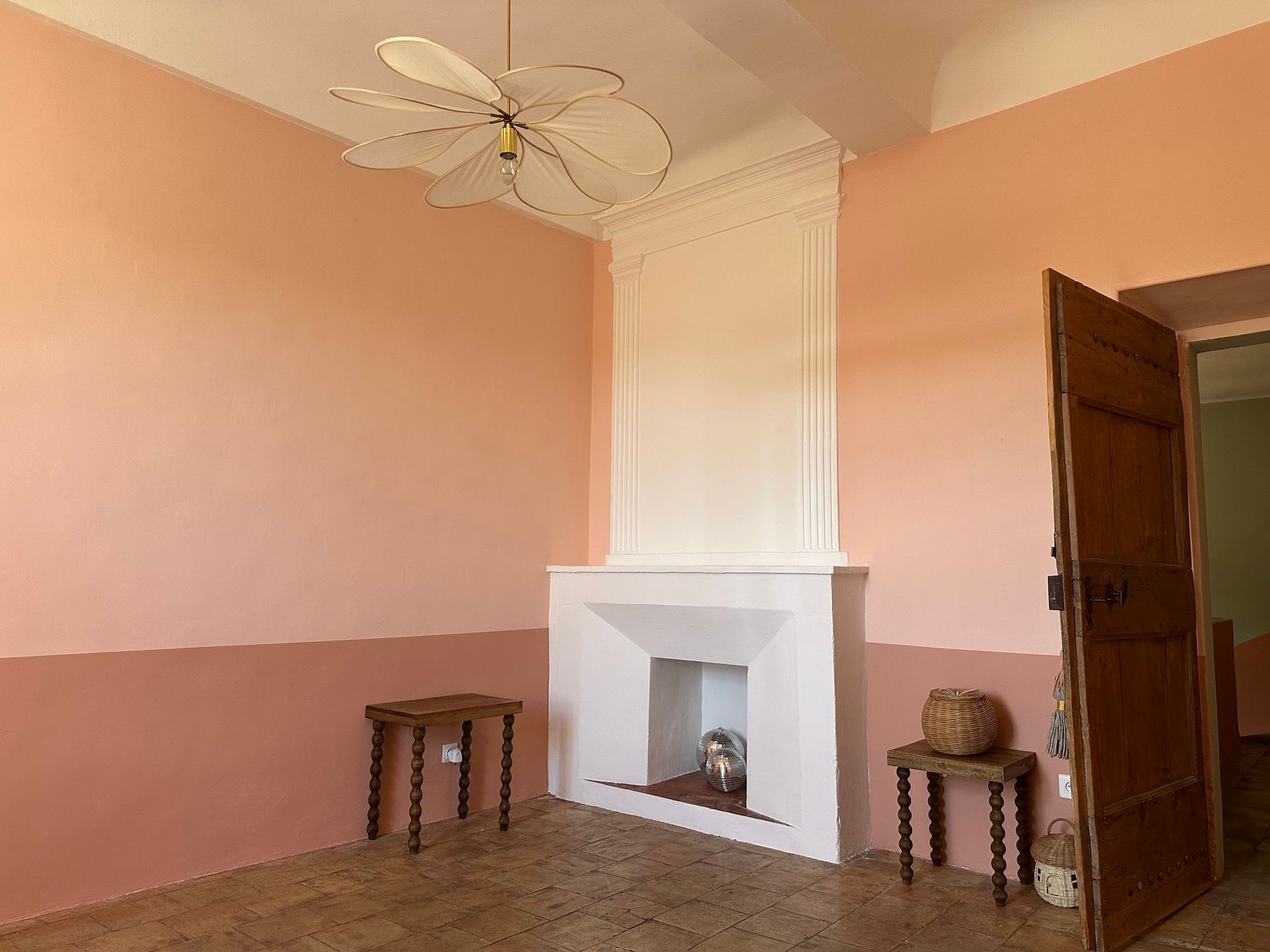 Cheminée peinte en blanc et murs peints en nuances de rose