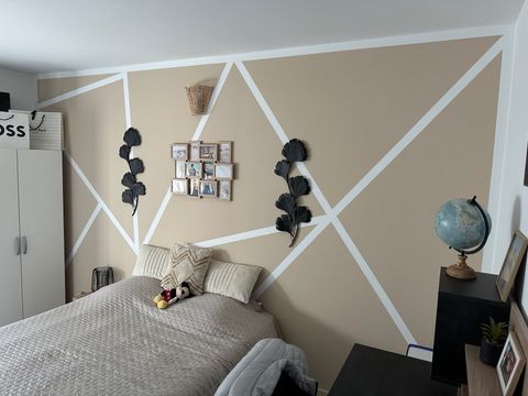 Mur de chambre avec formes de peinture géométriques