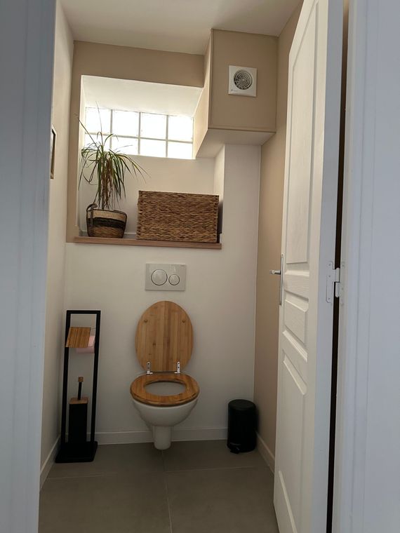 Peinture de murs blancs dans des toilettes de maison