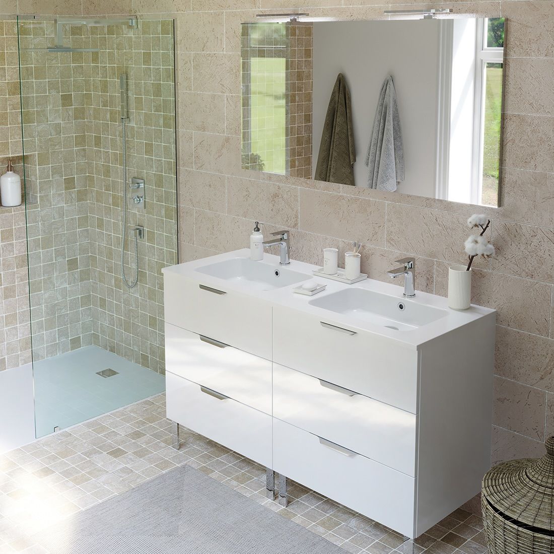 Salle de bains moderne avec double vasque blanche, grand miroir et douche à l'italienne avec parois en mosaïque