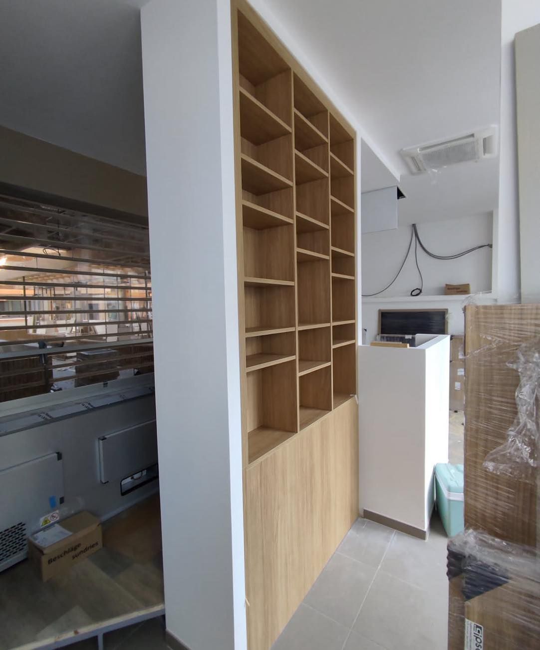 Haute étagère en bois dans une pièce étroite