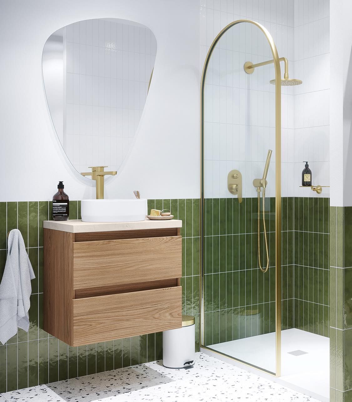 Salle de bains moderne avec carrelage vert, meuble lavabo en bois, miroir rond et robinetterie de douche dorée