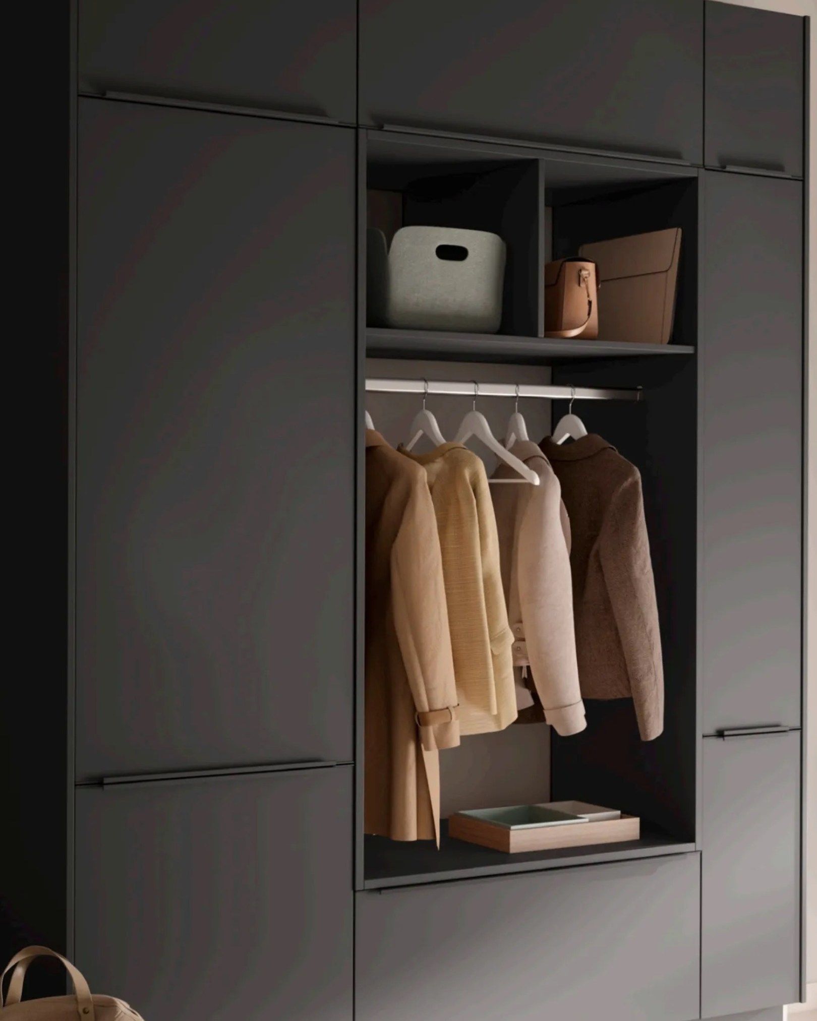 Armoire moderne sombre avec manteaux beiges, étagères et boîtes de rangement apparentes dans la partie centrale