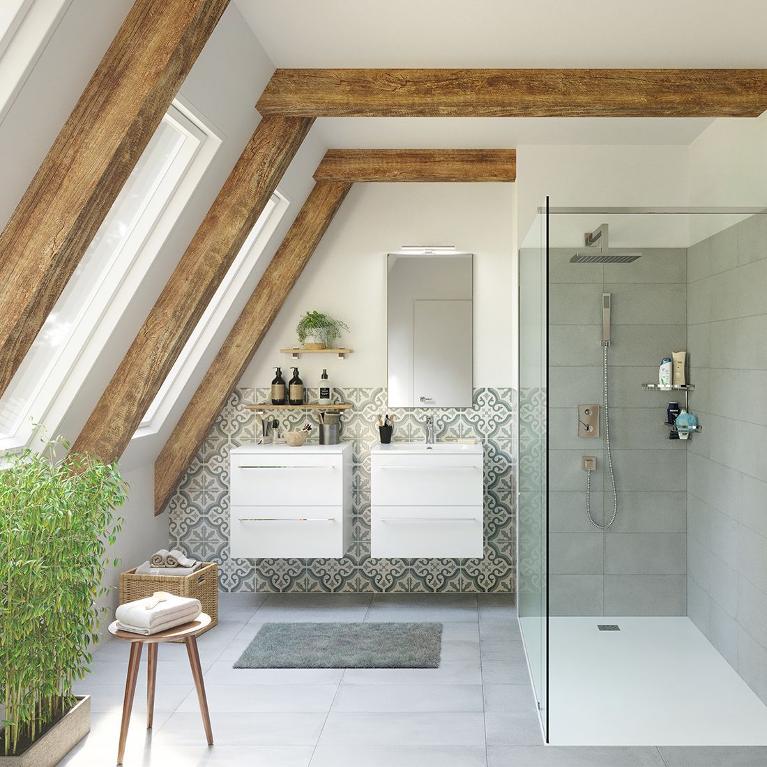 Salle de bains moderne et lumineuse avec poutres en bois inclinées, double vasque, douche en verre et plante en pot