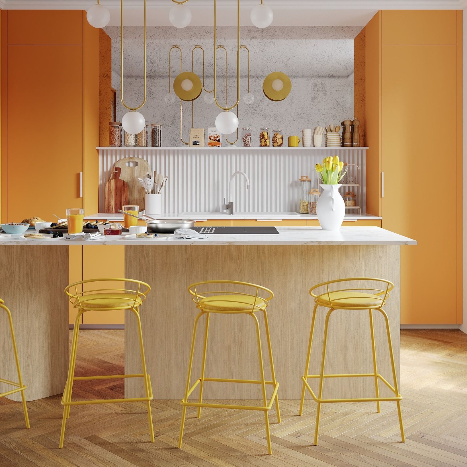 Cuisine orange vif avec tabourets jaunes autour d'un îlot blanc et étagères décoratives derrière