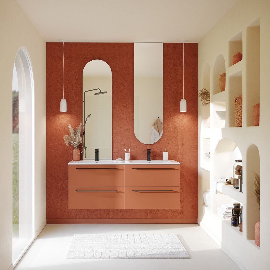 Salle de bains moderne avec meuble lavabo corail, miroirs arrondis, baignoire blanche et étagères murales intégrées