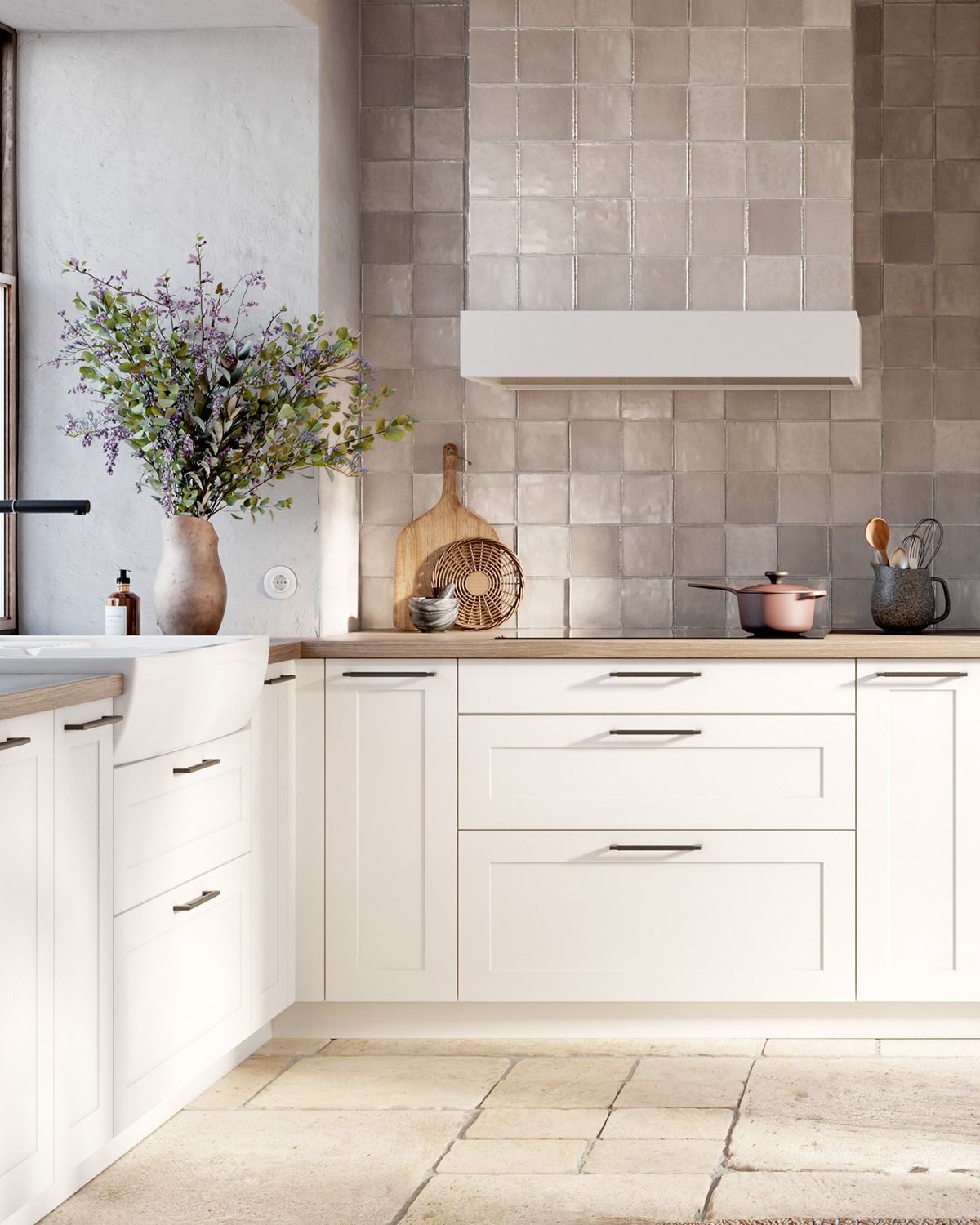 Cuisine moderne et lumineuse avec placards blancs, crédence carrelée et vase de fleurs sur le comptoir