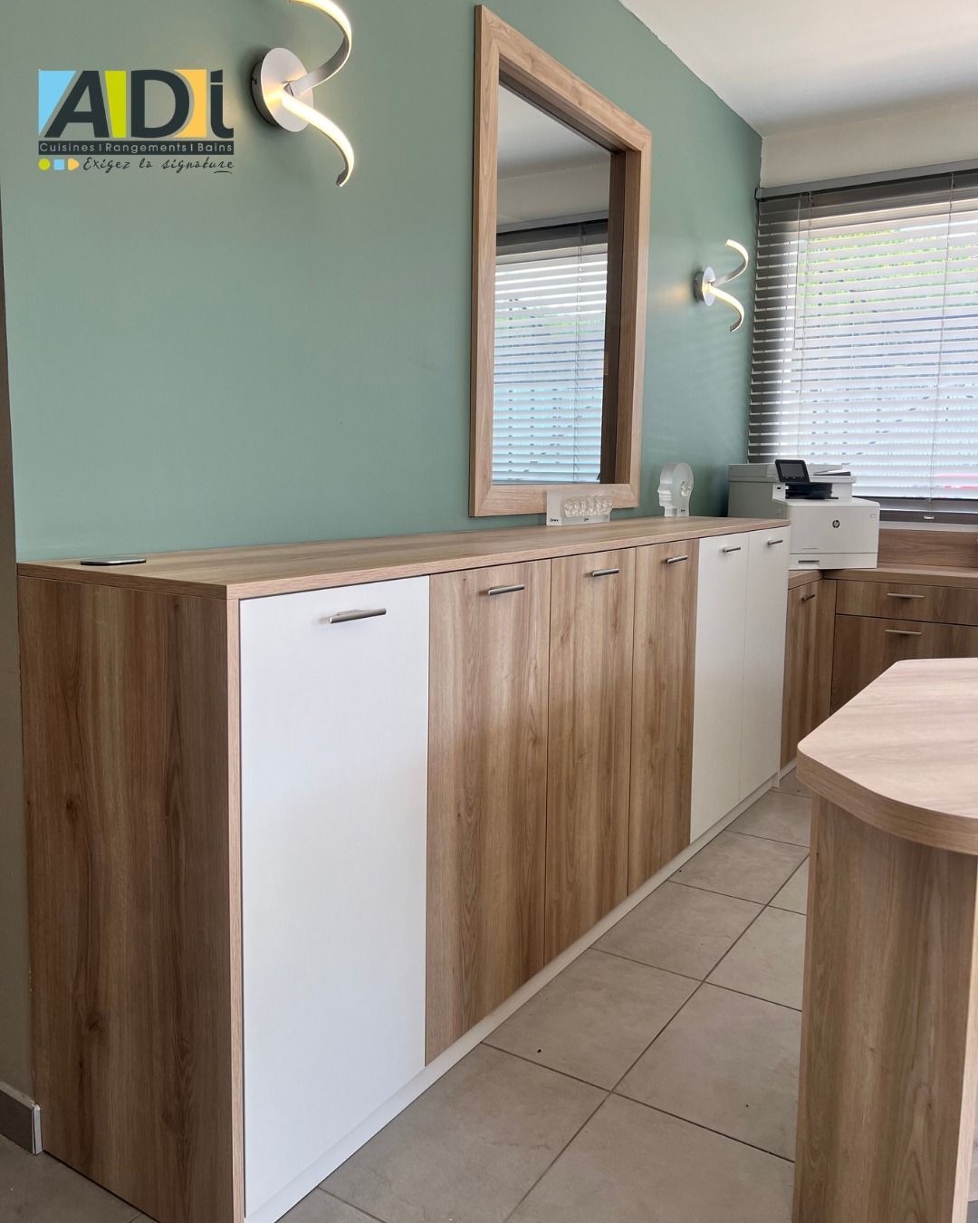 Meuble en enfilade dans un bureau, alternance de placards en bois clair et blanc