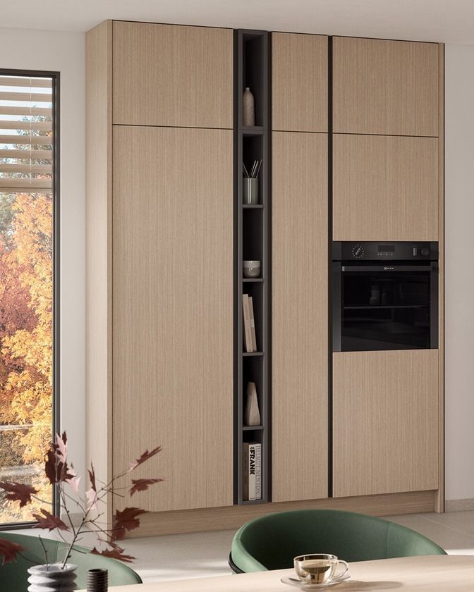 Cuisine moderne avec placards en bois clair, four encastré et une étroite colonne d'étagères ouvertes