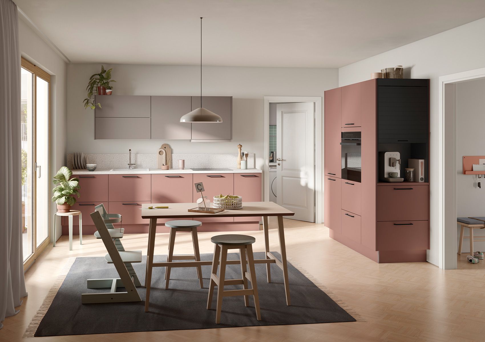 Cuisine et salle à manger modernes : placards roses, table en bois, tabourets et grandes fenêtres