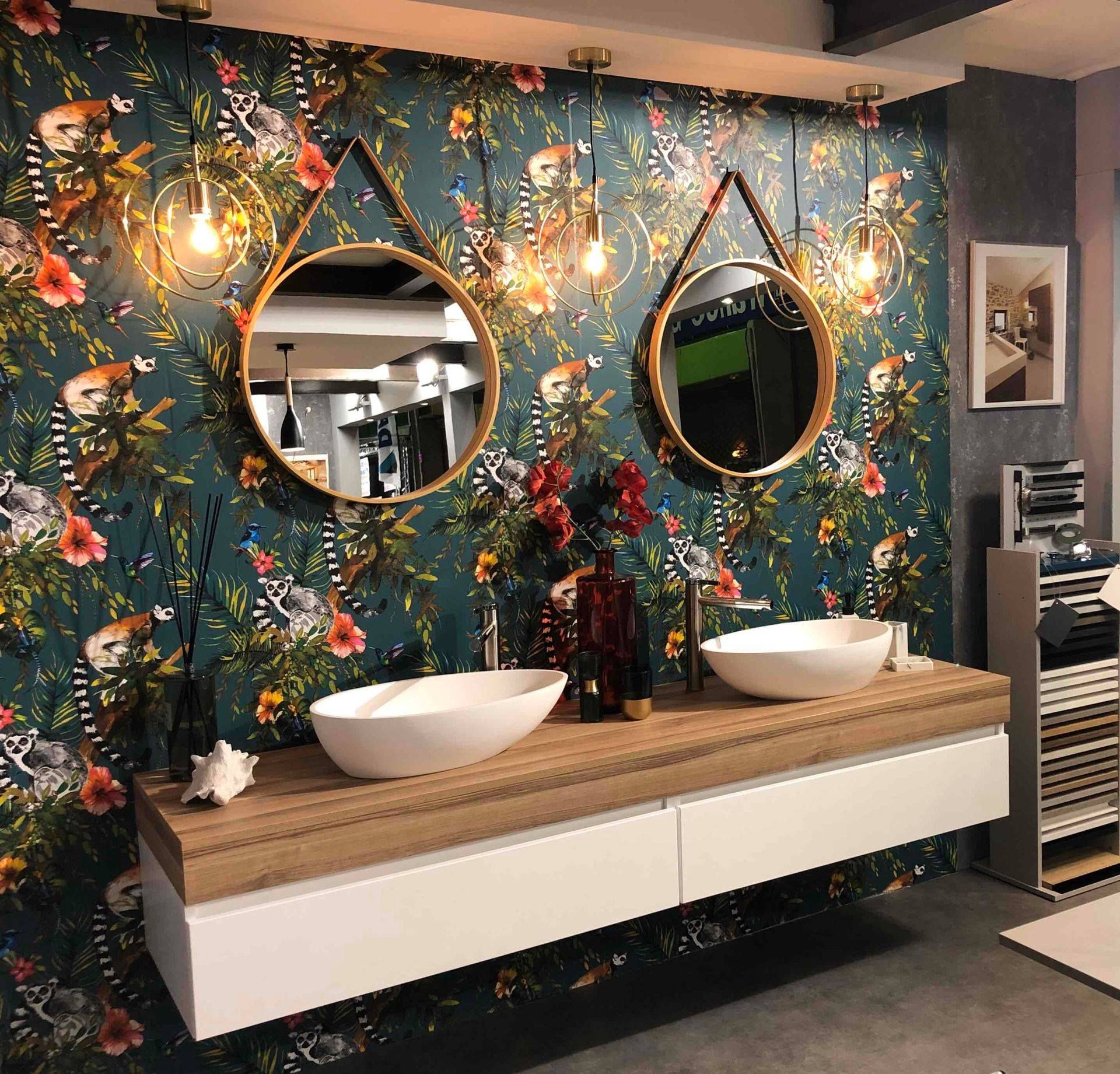 Meuble lavabo élégant avec papier peint fleuri, miroirs ronds et deux vasques blanches
