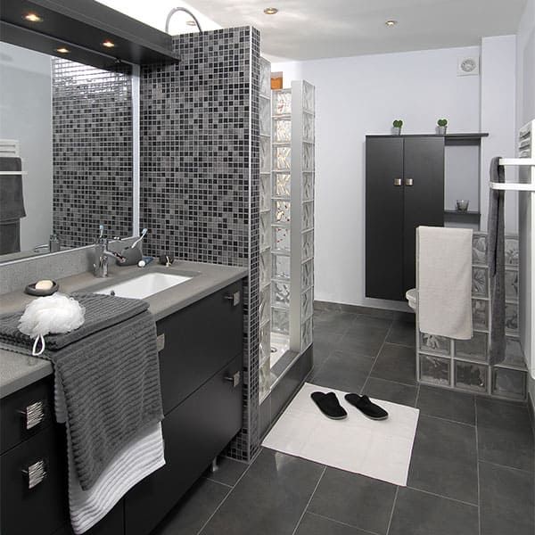 Salle de bains avec de la mosaïque grise