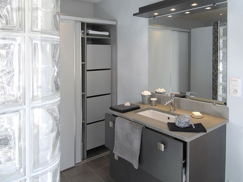 Douche avec des carreaux en verre