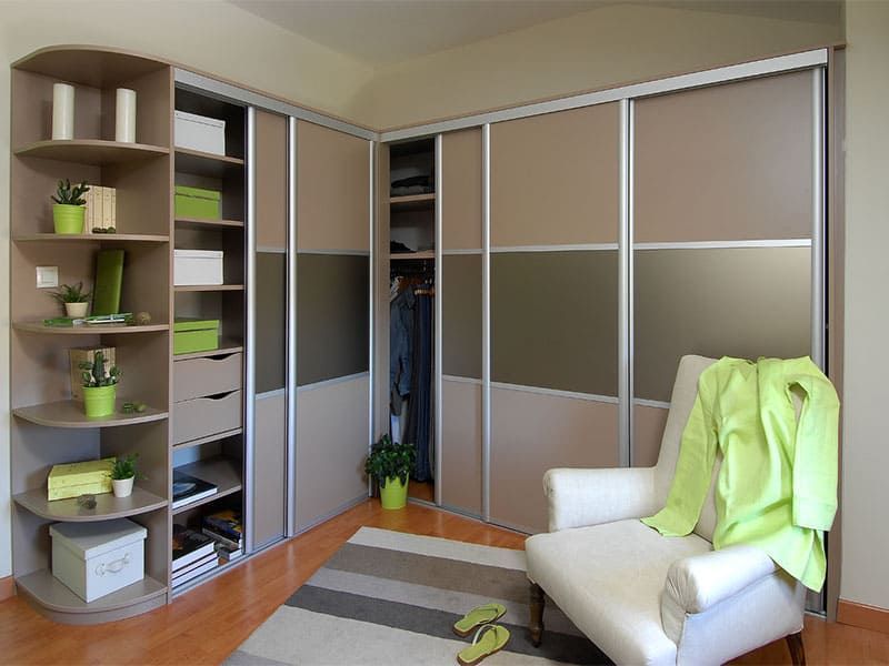 Armoire d'angle avec portes coulissantes et étagères
