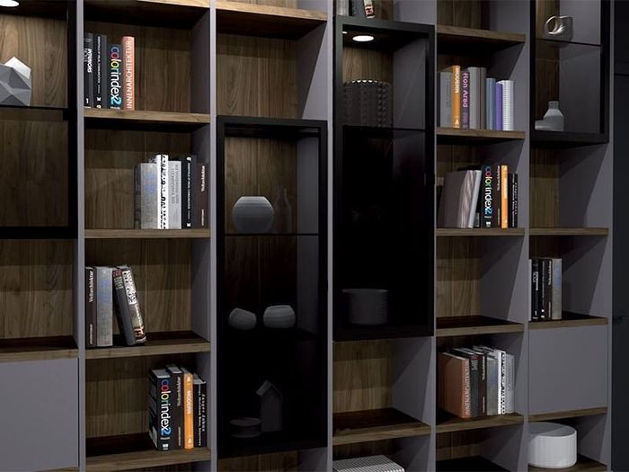 Bibliothèque en bois foncé avec livres, vases et objets décoratifs dans une pièce moderne
