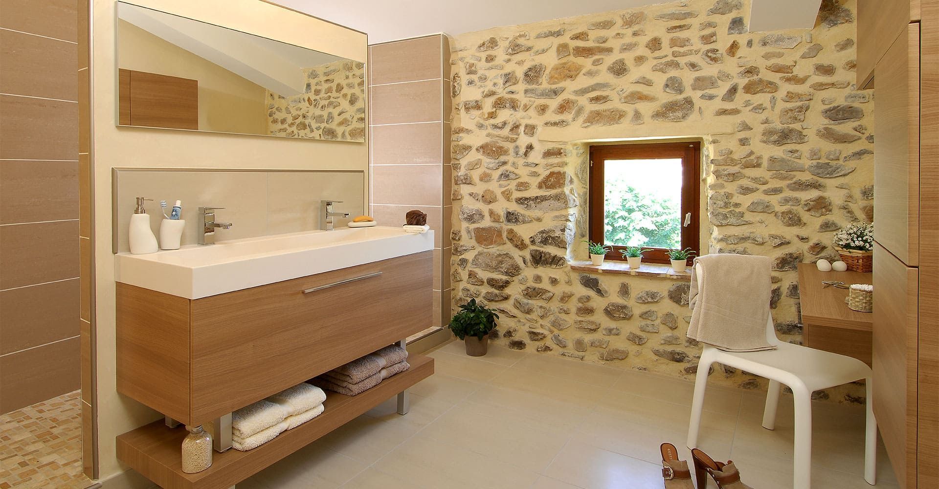 Salle de bains en pierre apparente