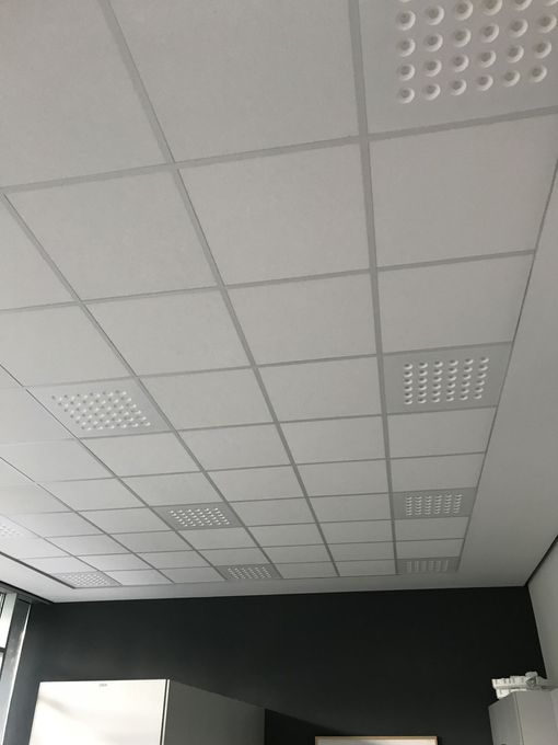 Ein leerer Raum mit einer Holzdecke in einem im Bau befindlichen Haus. BAB Bartovcak Akustikbau