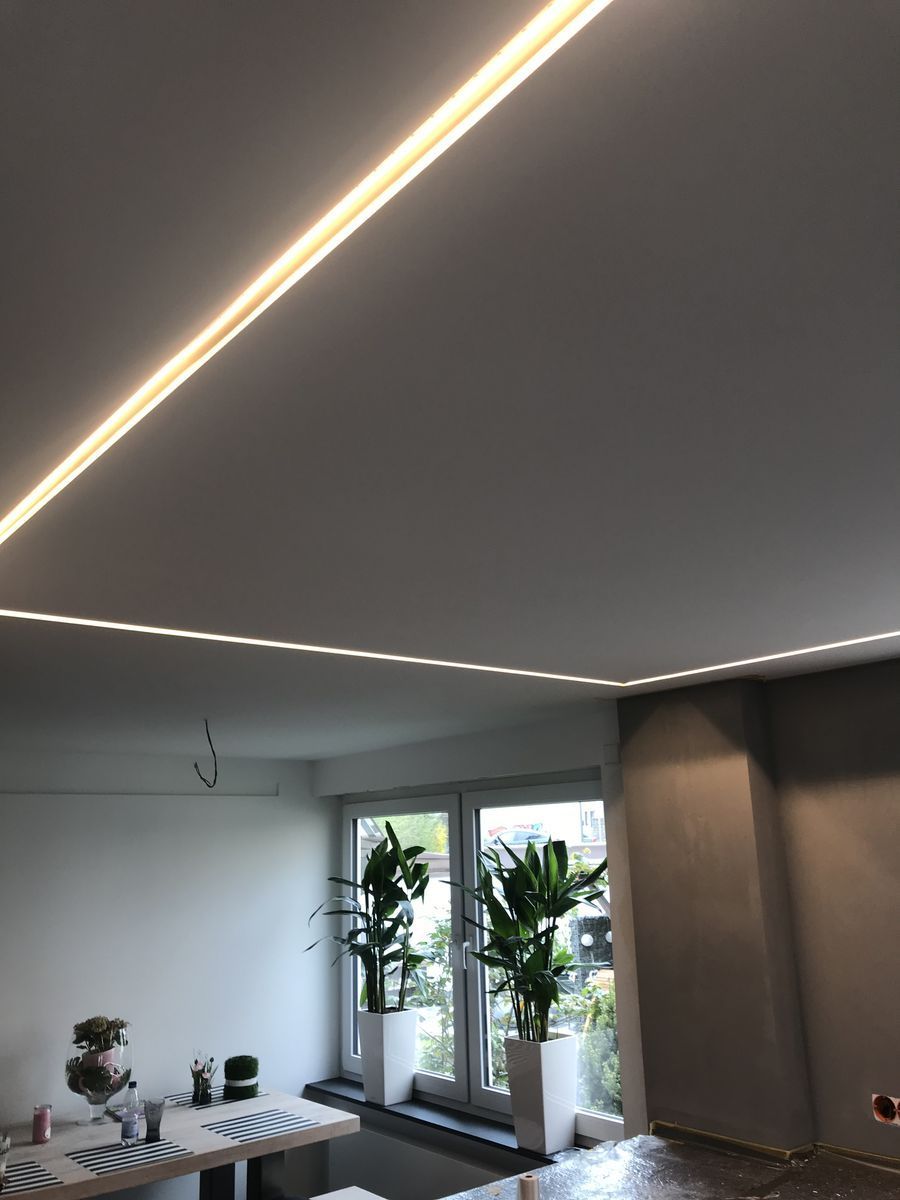 Ein Schlafzimmer mit einer Decke, an der viele Lichter hängen. BAB Bartovcak Akustikbau