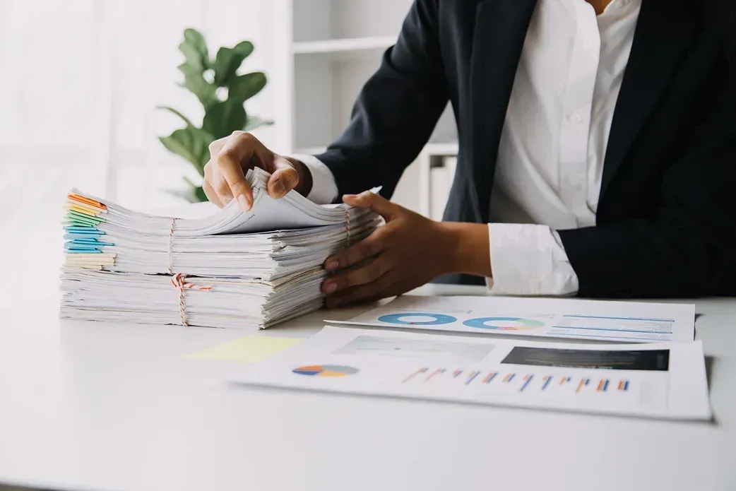Una motocicleta roja con el número 98.