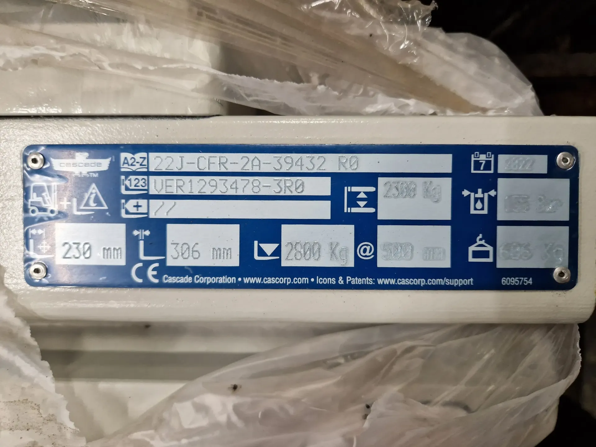 Ympäripyöriviä haarukkapihtejä (uusi ja käytetty), asetinlaitteita, paalipihtejä, rullapihtejä, yms.