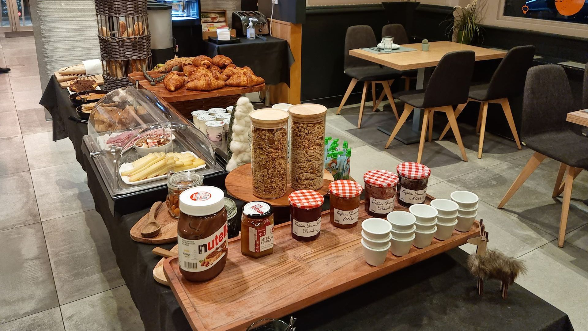 Pots de confiture, Nutella® et céréales pour le petit déjeuner de l'hôtel