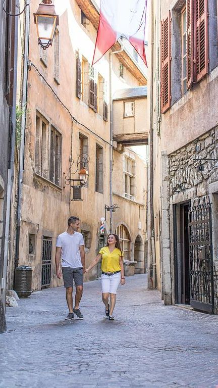 Couple se tenant par la main dans une ruelle